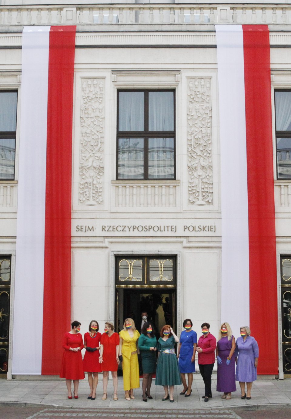 Poslankyne oblečené v dúhových farbách na podporu LGBT komunity pred budovou poľského parlamentu. Foto - tasr/ap