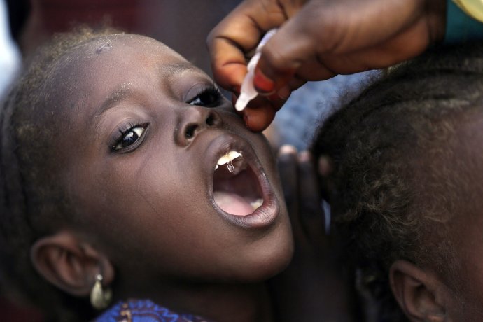 Od roku 1996 zachránilo medzinárodné úsilie o vyhladenie detskej obrny 1,8 milióna detí pred celoživotným ochrnutím a približne 180-tisíc životov. Záber je z Nigérie, rok 2016. Foto – AP