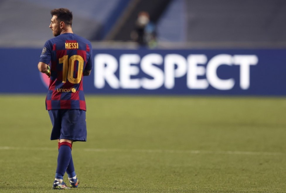 Messi opúšťa trávnik po zápase s Bayernom (2:8). Foto - TASR/AP