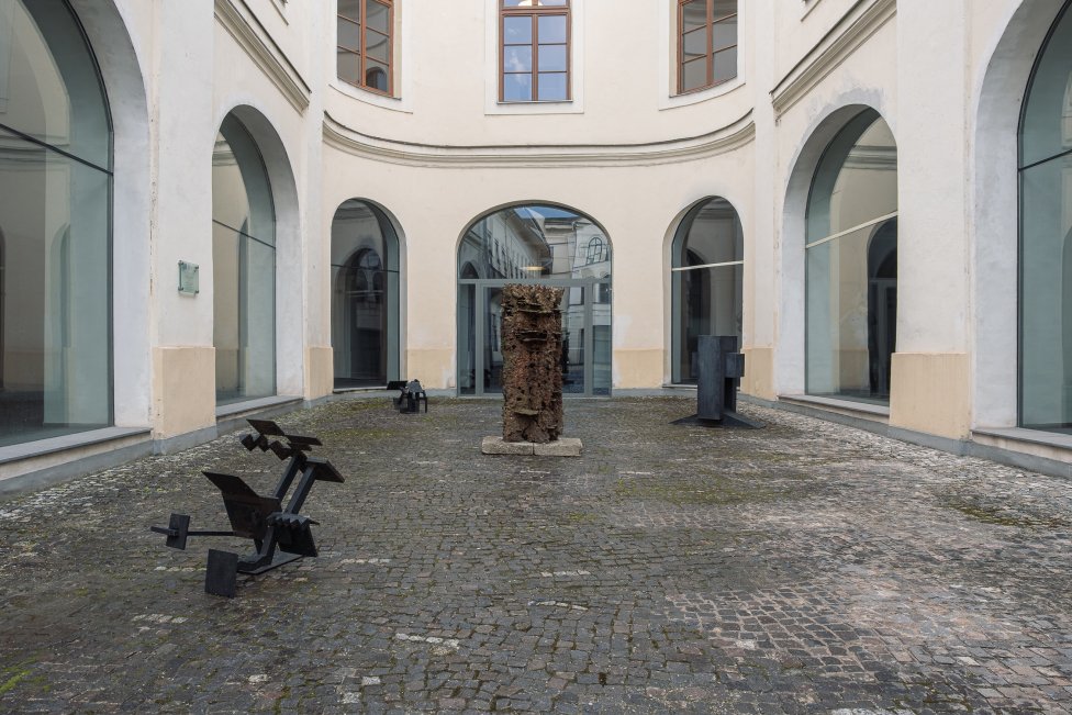 Socha Les Juraja Bartusza na nádvorí Východoslovenskej galérie v Košiciach. Vystavená bola iba raz - v Paríži. Foto - Ondrej Rychnavský