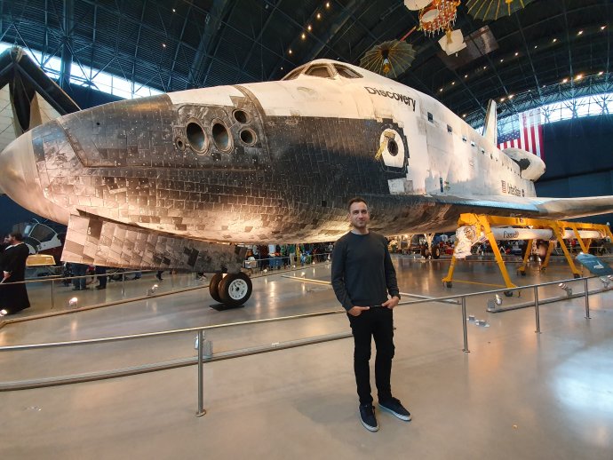 Jiří Šilha pri raketopláne Discovery, ktorý je umiestnený v múzeu letectva vo Virgínii, USA. Zdroj - J. Š.