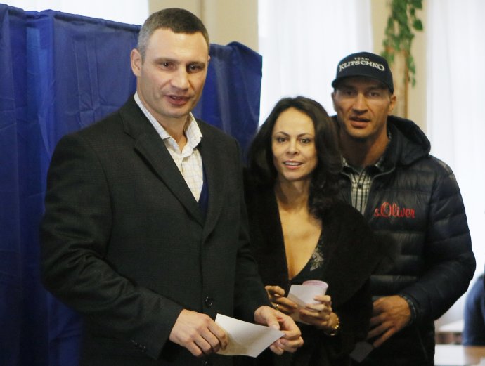 Vitalij Kličko, v pozadí jeho manželka a brat. Foto – TASR/AP