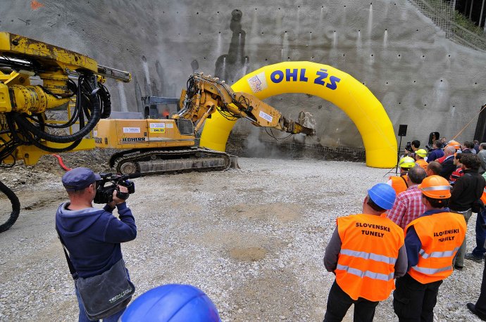 Začiatok razenia tunela Čebrať na úseku D1 Ivachnová - Hubová blízko Ružomberka a obce Likavka v roku 2014. Foto - TASR