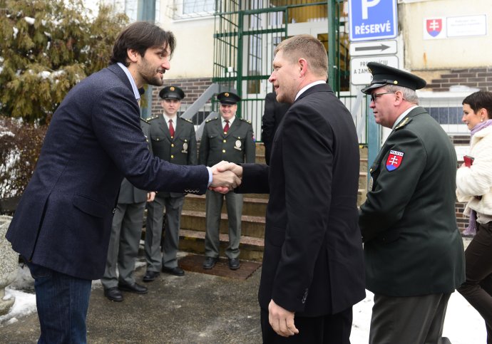 Robert Fico a Robert Kaliňák na návšteve obvodného oddelenia Policajného zboru v Moldave nad Bodvou vo februári 2014. Foto - TASR