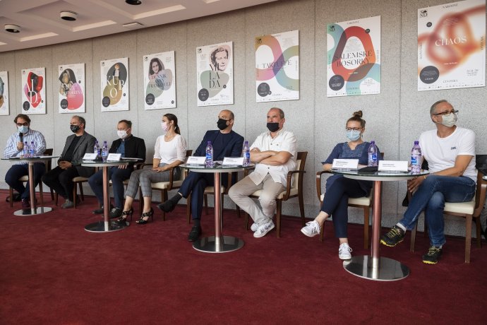Na snímke zľava dramaturg Opery a manažér Operného štúdia Slovenského národného divadla (SND) Marek Mokoš, šéfdramaturg Opery SND Pavol Smolík, riaditeľ Umelecko-dekoračných dielní (UDD) SND Peter Klaudíny, riaditeľka Centra marketingu SND Henrieta Borowiecka, riaditeľ Opery SND Rastislav Štúr, generálny riaditeľ SND Peter Kováč, poverená vedením Činohry SND Miriam Kičiňová, riaditeľ Baletu SND Jozef Dolinský. Foto - TASR