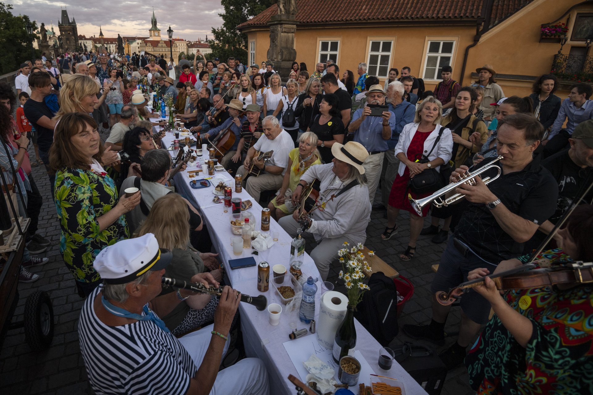 Koncom júna sa na pražskom Karlovom moste oslavoval koniec pandémie. Ukázalo sa, že priskoro. Foto - tasr/ap