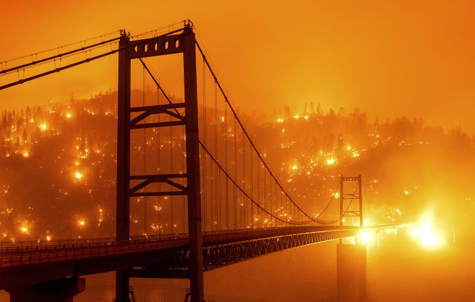 Požiar v blízkosti Bidwell Bar Bridge v kalifornskom Oroville. Foto – AP/Noah Berger