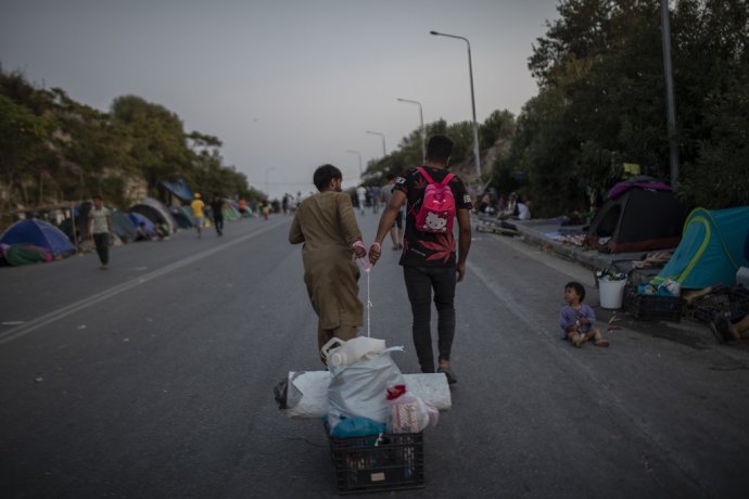 Migranti na ceste zo zhoreného tábora Moria do hlavného mesta ostrova Lesbos Mytilini. Foto: TASR/AP.