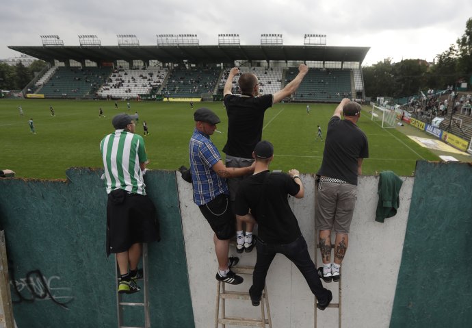 Fanúšikovia na rebríkoch, keď ešte boli prísne opatrenia. Teraz reálne môže ísť v Česku na futbal aj polovica kapacity štadióna. Foto - TASR/AP