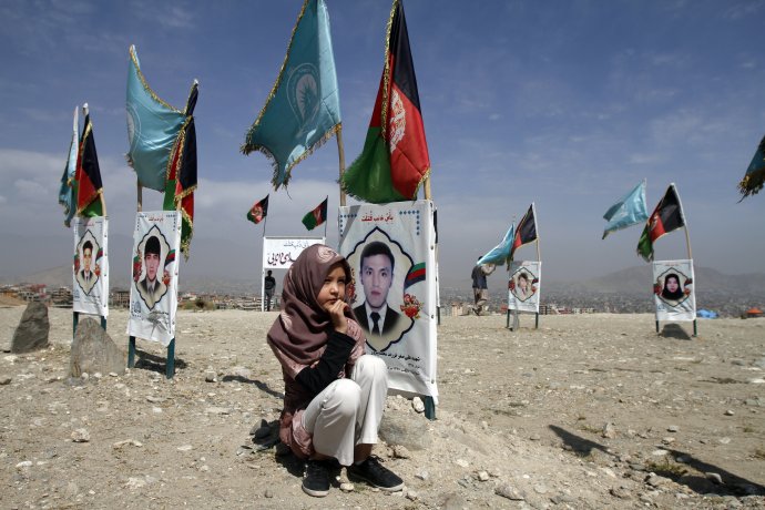 Obyvatelia Afganistanu pri hroboch svojich blízkych vlani žiadali zastavenie bojov. Foto - TASR/AP