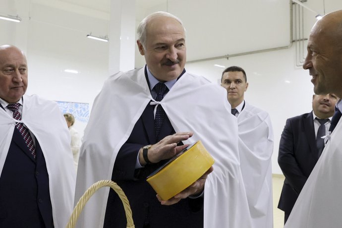 Alexandr Lukašenko na návšteve mliekárne. Foto – TASR/AP