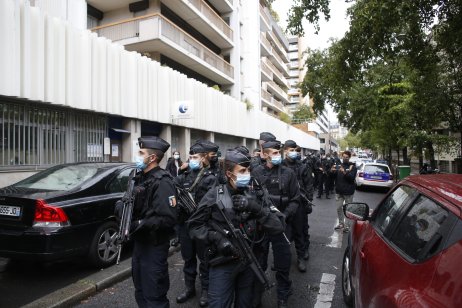 Francúzski policajti hliadkujú po útoku neďaleko bývalej redakcie Charlie Hebdo v Paríži. Foto – tasr/ap
