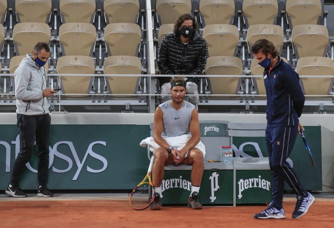 Rafael Nadal so svojím tímom musí prísť na to, ako zvládnuť parížske podmienky. TASR/AP