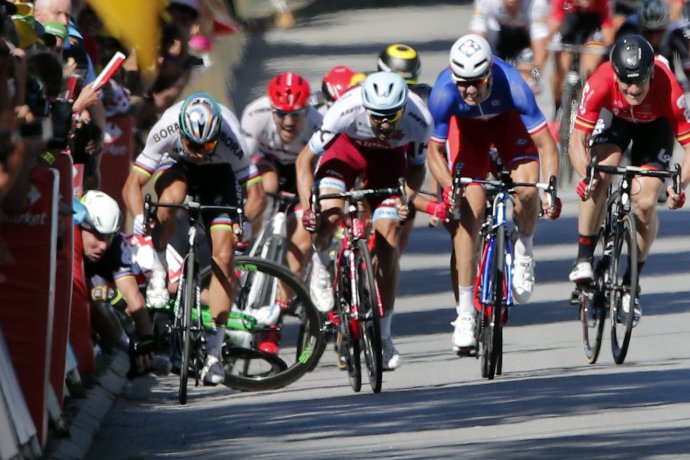 Pád Brita Marka Cavendisha (vľavo) po kolízii so Slovákom Petrom Saganom (druhý zľava) v záverečnom špurte štvrtej etapy Tour de France 2017. Foto – TASR/AP
