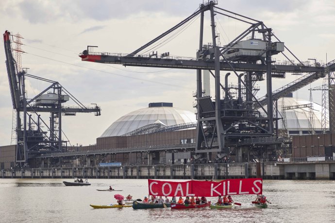 Demonštrácia na rieke Labe proti uhoľnej elektrárni v Hamburgu. Foto - TASR/DPA/AP