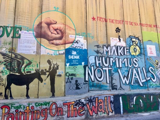 Separačný múr v Betleheme a grafitty slávneho britského umelca Banksyho. Ak máte zahraniční pas, môžte toto miesto navštívit, no väčšina miestnych ho nikdy neuvidí.