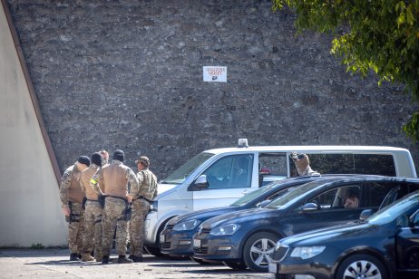 Kukláči pred leopoldovskou väznicou. Foto N – Tomáš Benedikovič