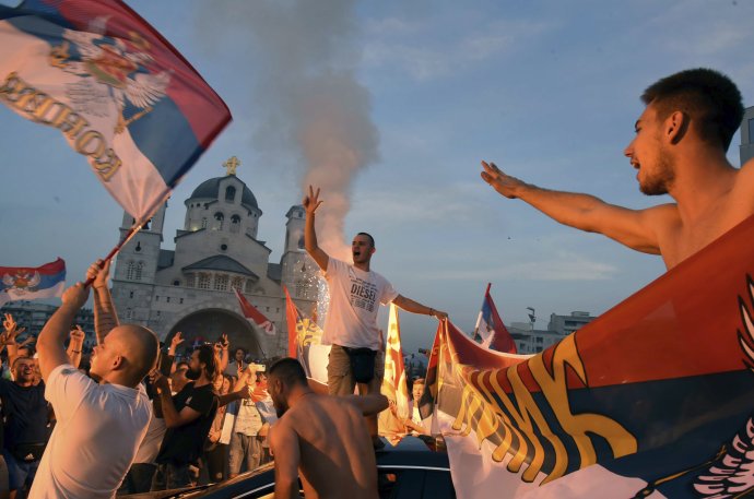 Stúpenci čiernohorskej opozície oslavujú 6. septembra výsledky parlamentných volieb. Foto - AP