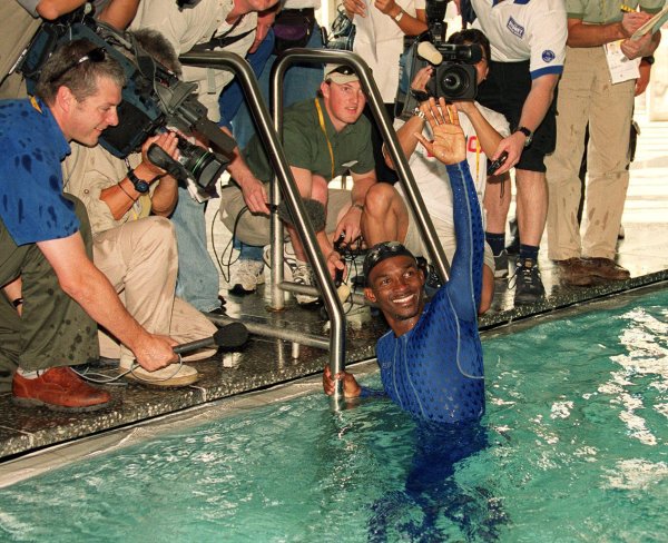 Plávať ho naučil rybár, bazén videl až na olympiáde. Najpomalší plavec sa stal hviezdou