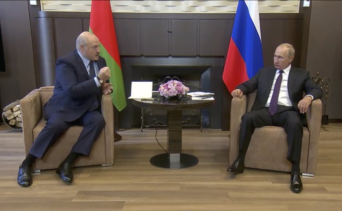 Bieloruský prezident Alexandr Lukašenko na návšteve u ruského partnera Vladimira Putina. Reč tela napovedá, v akej bol pozícii. Foto - tasr/ap