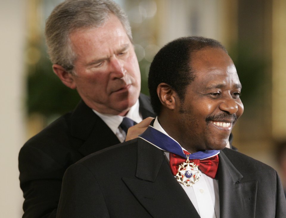 Paul Rusesabagina dostal v roku 2005 ocenenie od vtedajšieho amerického prezidenta Georgea Busha. Foto - TASR/AP