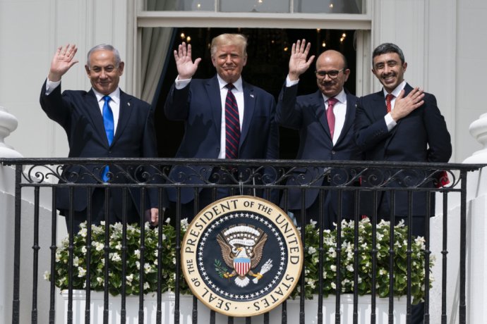 Hlavné postavy Abrahámových dohôd: zľava izraelský premiér Netanjahu, americký prezident Trump, šéf diplomacie Bahrajnu bin Ahmed al Chalífa a minister zahraničia SAE bin Zajíd na balkóne v Bielom dome. Foto - TASR/AP