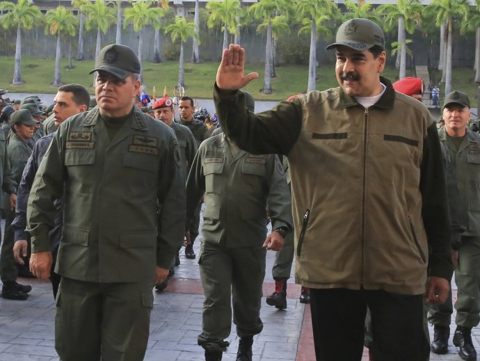 Venezuelský prezident Nicolás Maduro a minister obrany Vladimir Padrino López. Foto – TASR/AP