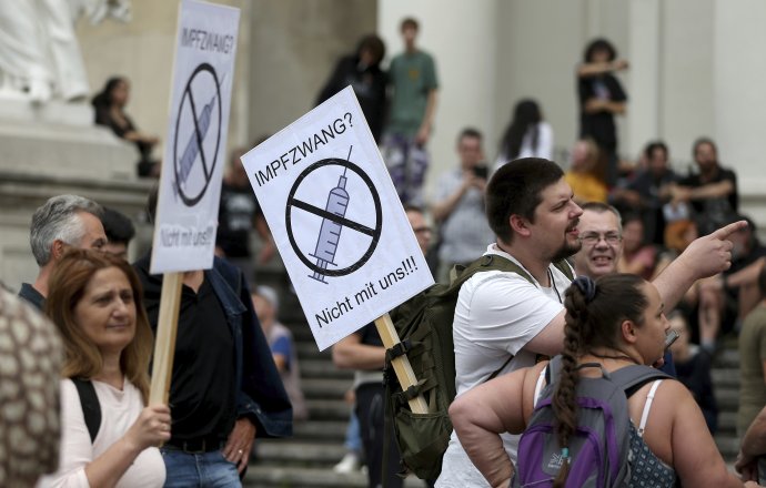 Protesty proti povinnému očkovaniu v Rakúsku. Foto - TASR/AP