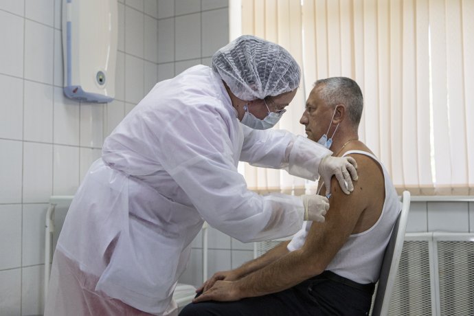Ruskú vakcínu proti novému koronavírusu chcú otestovať na 40-tisíc ľuďoch. Foto – TASR/AP