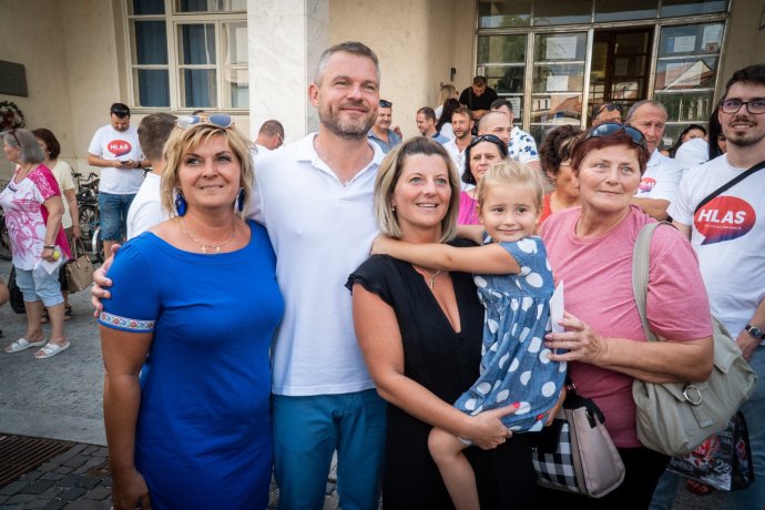 Pellegrini medzi voličmi. Foto - FB PP