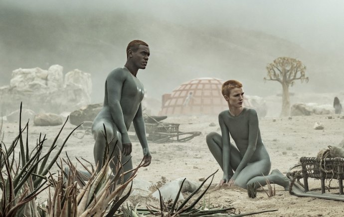Otec (Abubakar Salim) a Matka (Amanda Collin). Foto – HBO