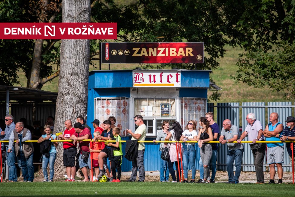 Futbalový zápas Dvorníky-Včeláre proti Rožňave. Foto N - Tomáš Hrivňák