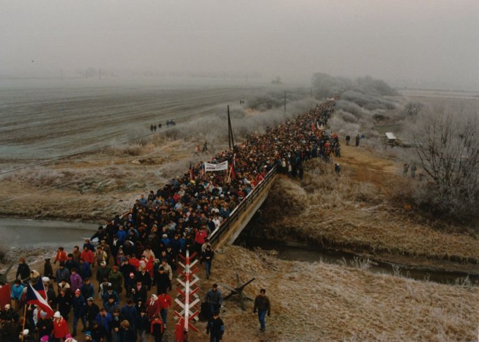 Pochod slobody k rieke Morave v roku 1989. Foto - Peter Maxian