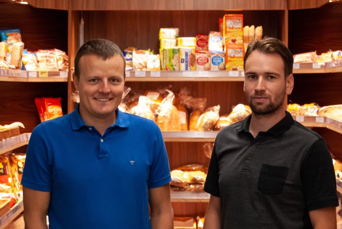 Vratko Strmeň (vľavo) so spolumajiteľom Petrom Ondriašom u nich v obchode. Foto - V. Strmeň