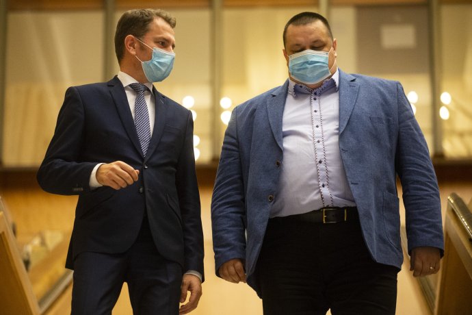 Premiér Igor Matovič s hlavným hygienikom Jánom Mikasom. Foto - TASR