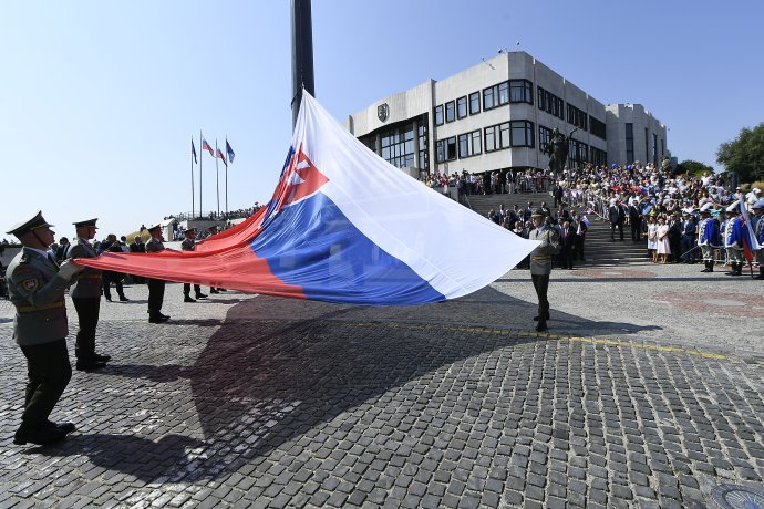 Ceremónia vztýčenia vlajky na stožiar pred Národnou radou 1. septembra 2019. Foto - TASR