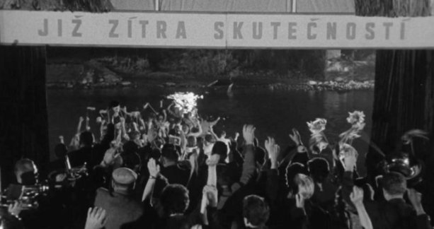 Záber z filmu Bílá pani režiséra Zdeňka Pdskalského (1965, https://www.csfd.cz/film/23435-bila-pani/prehled/)