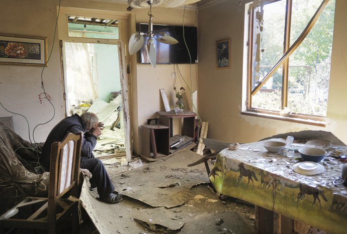 Juri Melkonian (64) vo svojom zničenom dome v dedine Šoš v Náhornom Karabachu po azerbajdžanskom ostreľovaní. Foto - TASR/AP