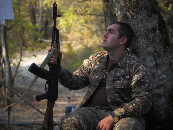 Dobrovoľník s kalašnikovom v Náhornom Karabachu. Foto - TASR/AP