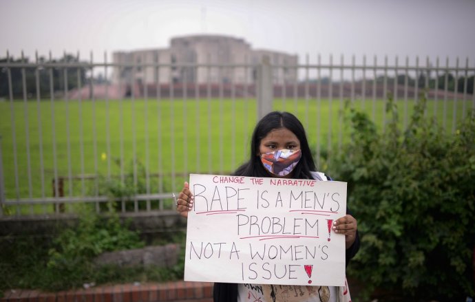 Aktivistka za práva žien drží pred bangladéšskym parlamentom transparent s nápisom: "Znásilnenie je problém mužov, nie záležitosť žien." Ilustračné foto: TASR/AP