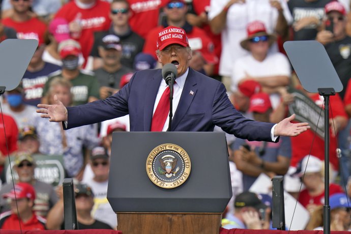 Donald Trump počas volebného mítingu na Floride. Foto - TASR/AP