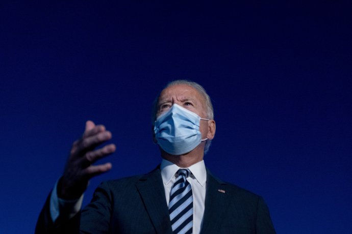 Joe Biden na rozdiel od Trumpa na verejnosti vystupuje väčšinou v rúšku. Foto - tasr/ap