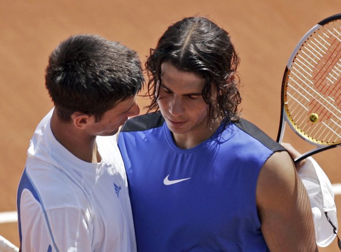 Novak Djoković (vľavo) a Rafael Nadal sa stretnú už 56. raz. tasr/ap