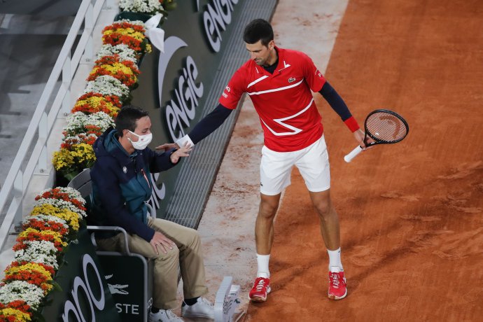 Djoković sa ospravedlňuje čiarovému rozhodcovi, ktorého trafil v osemfinále Roland Garros. Foto – TASR/AP