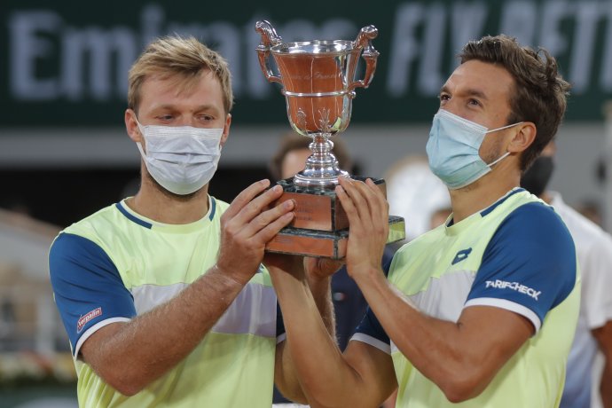 Kevin Krawietz (vľavo) a Andreas Mies opäť vyhrali mužskú štvorhru na Roland Garros. Foto – TASR/AP