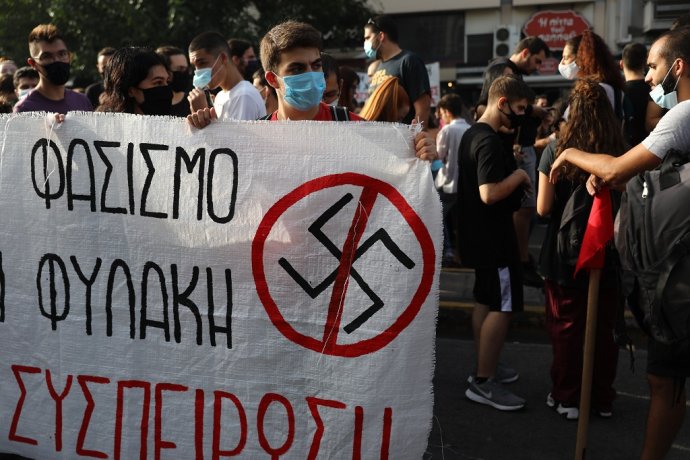 Gréci demonštrovali pred budovou súdu v Aténach a žiadali tvrdé tresty pre neofašistov zo Zlatého úsvitu. Ilustračné foto -TASR/AP