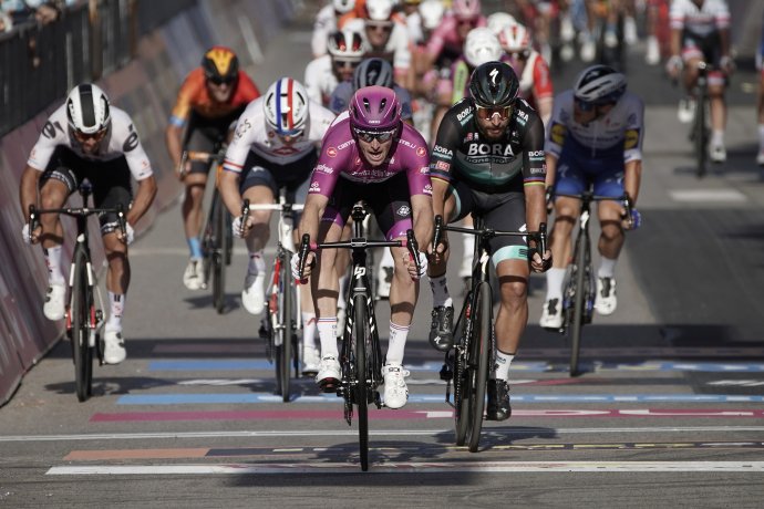 Arnaud Démare víťazí v 7. etape Gira. Foto - TASR/AP