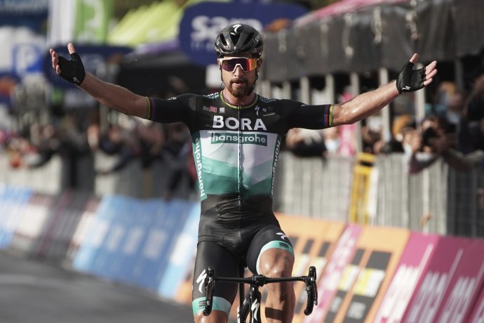Peter Sagan oslavuje víťazstvo v 10. etape Gira. Foto - TASR/AP