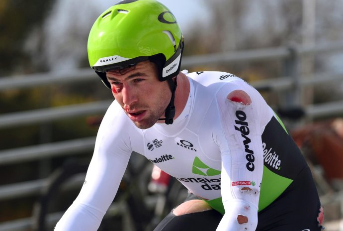 Mark Cavendish po páde na Tirreno - Adriatico 2018. Foto - TASR/AP