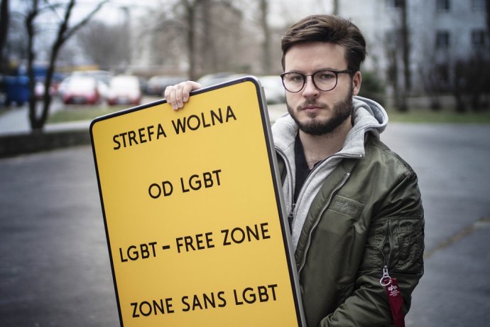 Aktivista za práva LGBTI menšiny s tabuľou, ktorú používa pri prostestoch. Ilustračné foto - TASR/AP